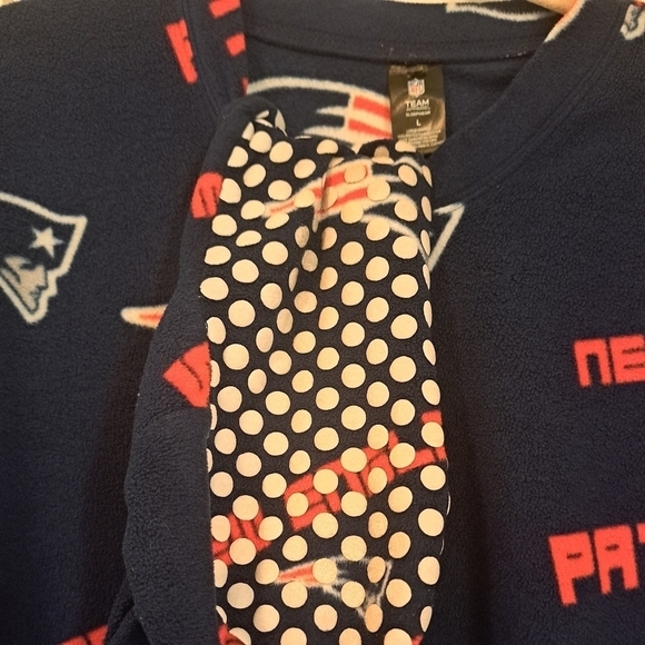 New England Patriots NFL Team Apparel Unisex Adult ONESIE footed GRIP Pajamas LG - Picture 6 of 7